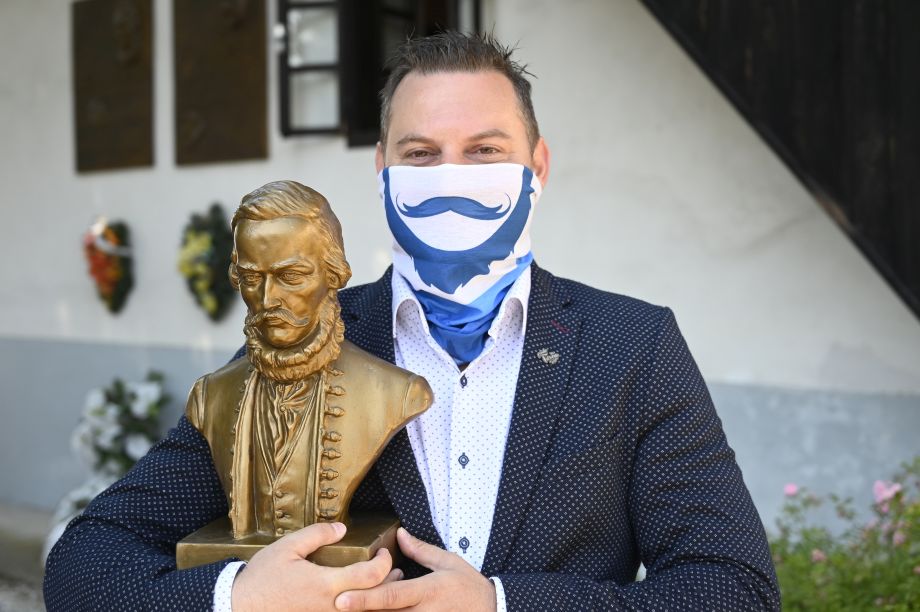 Na snímke predseda KOCR Trenčín región Juraj Gerlici so šatkou s štúrovskými fúzmi a bradou na tvári a bustou Ľudovíta Štúra.