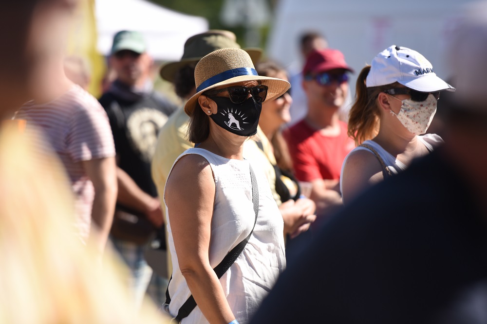 Na snímke návštevníčka festivalu Vrbovské mini Vetry s ochranným rúškom vo Vrbovom v sobotu 4. júla 2020.