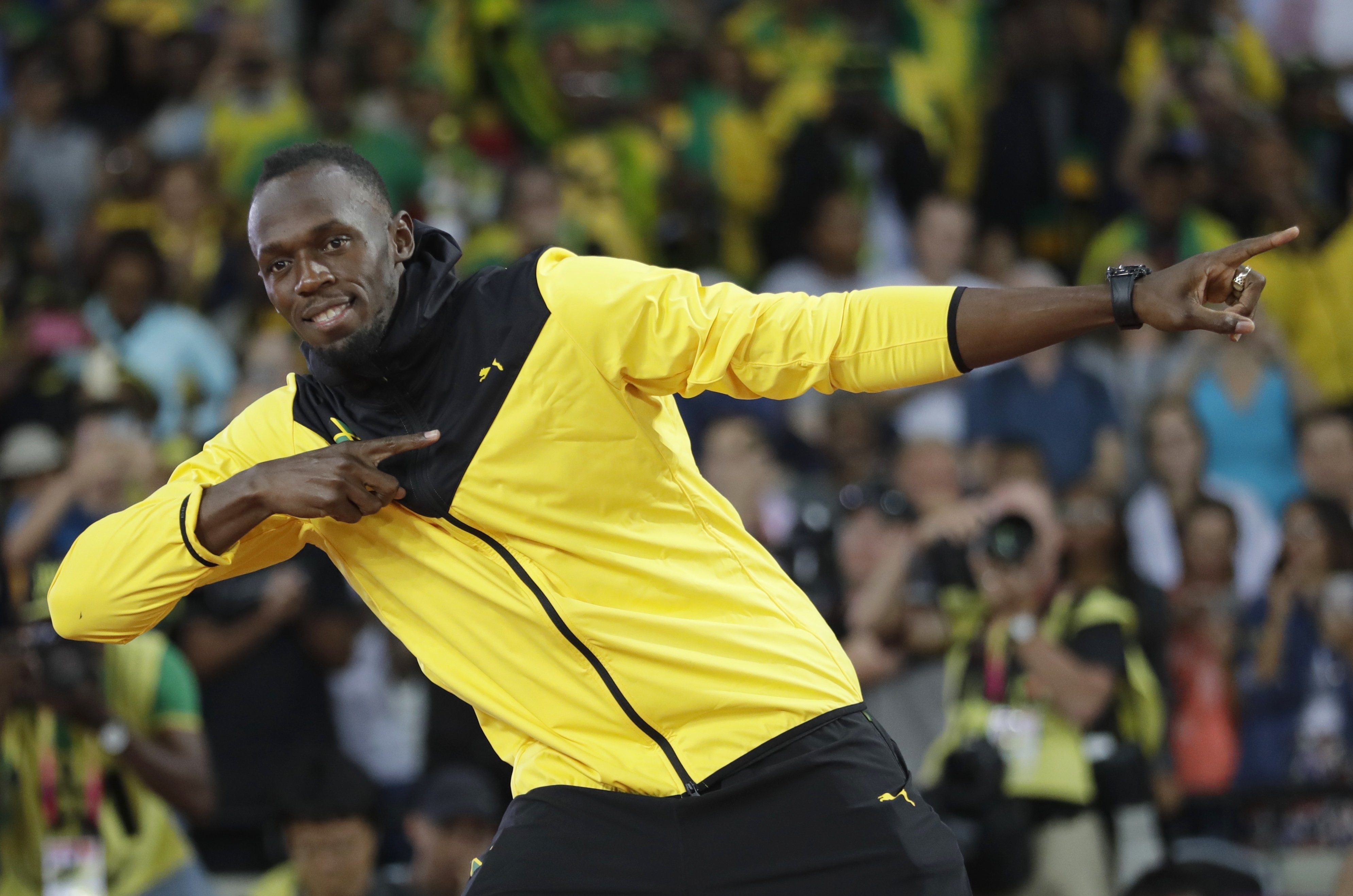 Jamajský šprintér Usain Bolt predvádza divákom svoju 