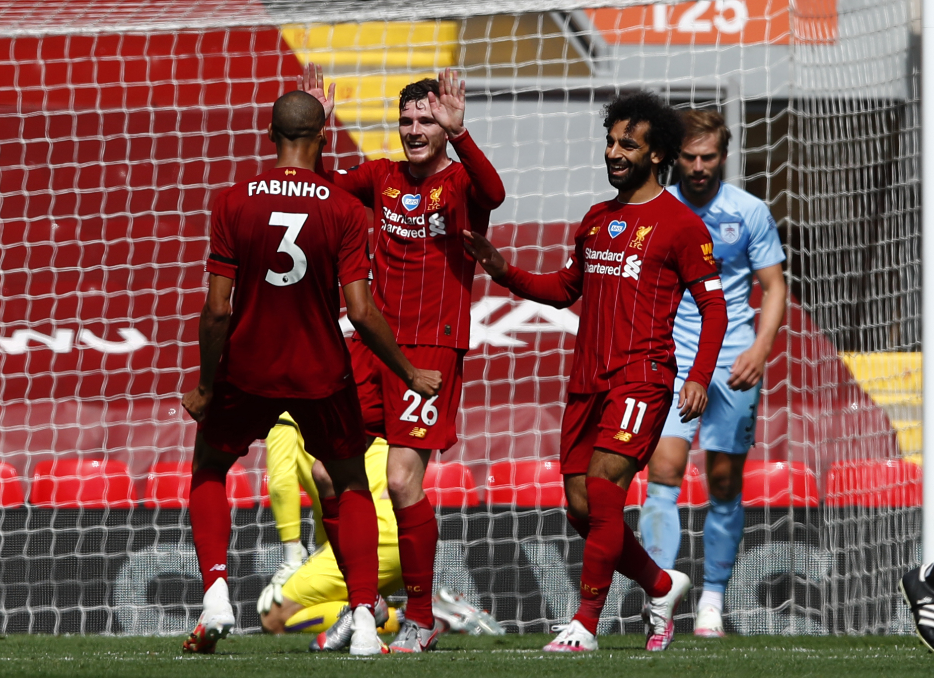 Hráč Liverpoolu Andrew Robertson (druhý zľava) oslavuje so spoluhráčmi úvodný gól do bránky Burnley vo futbalovom zápase anglickej Premier League FC Liverpool - FC Burnley v Liverpooli 11. júla 2020.