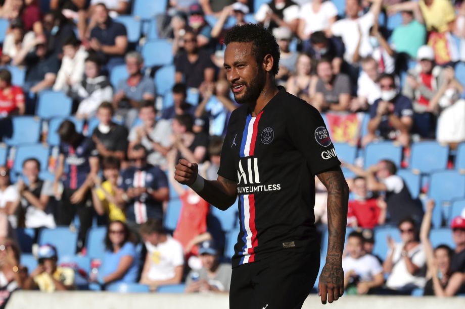 Futbalista majstrovského Paríža St. Germain Neymar sa teší po strelení gólu do brány druholigového klubu Le Havre