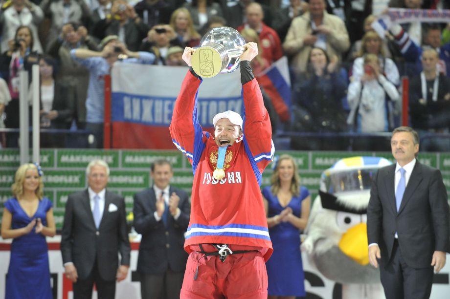 Kapitán hokejového tímu Ruska Iľja Nikulin dvíha pohár pre majstrov sveta v ľadovom hokeji  20. mája 2012 v Hartwall aréne v Helsinkách.
