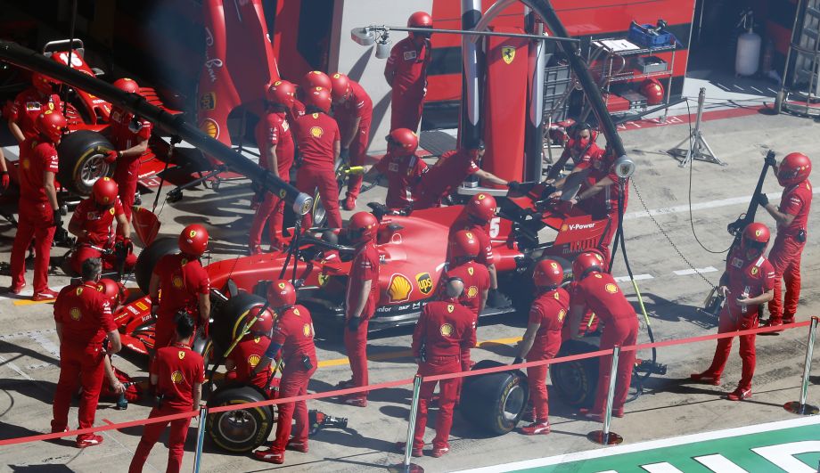 Mechanici pripravujú monopost Ferrari nemeckého pilota formuly 1 Sebastiana Vettela