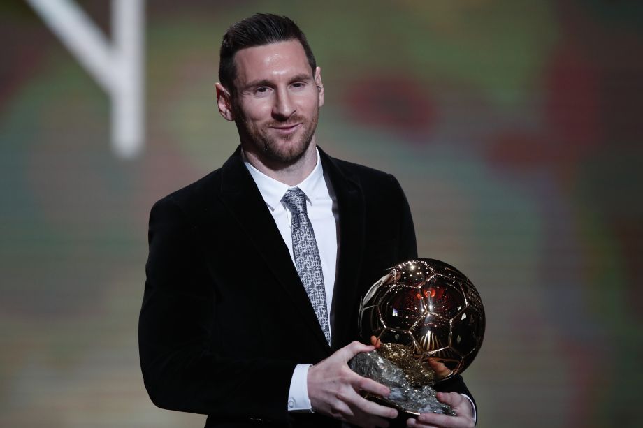 Na snímke argentínsky útočník Lionel Messi preberá Zlatú loptu na vyhlásení ankety Zlatá lopta France Football v Paríži 2. decembra 2019.