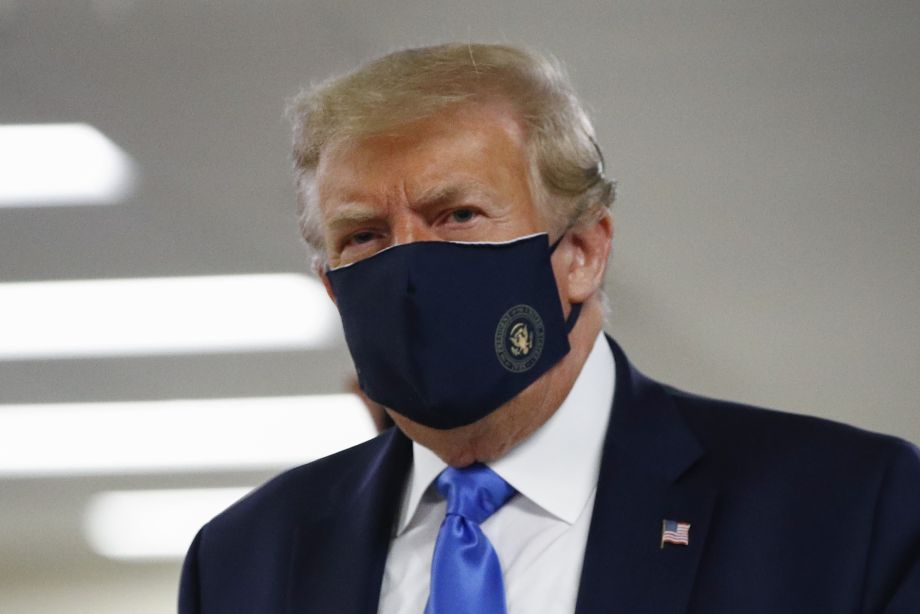 Americký prezident Donald Trump v utorok požiadal Američanov, aby v snahe zabrániť šíreniu vysoko nákazlivého koronavírusu nosili rúško alebo masku