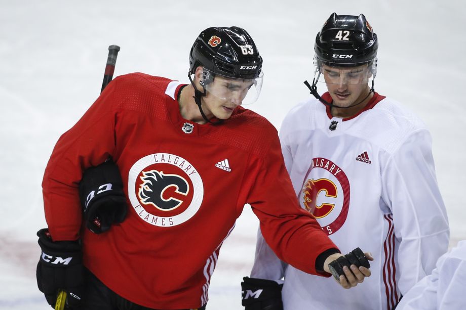 Slovenský hokejista Adam Ružička (vľavo) z Calgary Flames a jeho spoluhráč Glenn Gawdin počas tréningového kempu