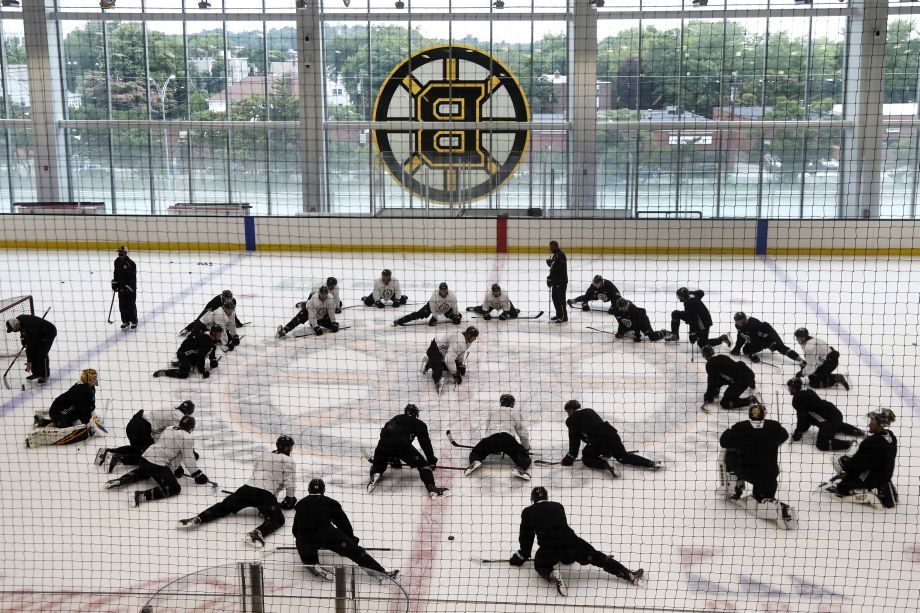 Hokejisti Bostonu Bruins počas tréningového kempu