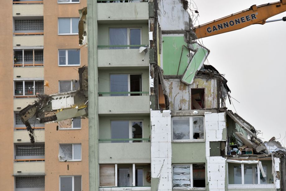 Na snímke tretí deň demolácie 12-podlažnej bytovky na Mukačevskej ulici v Prešove 18. decembra 2019.