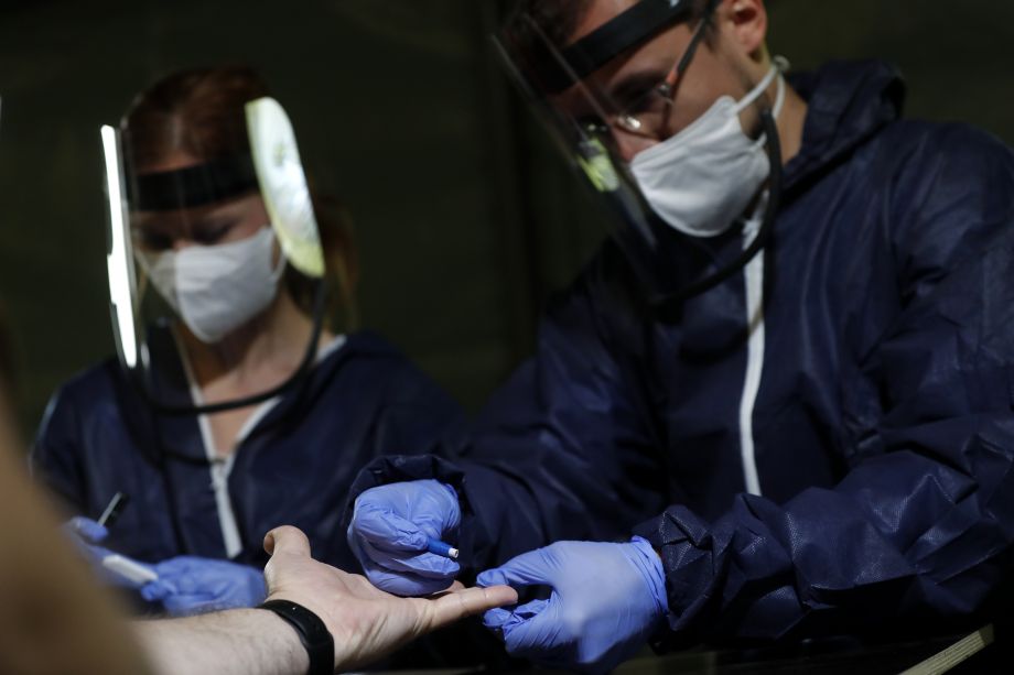 Zdravotný personál počas plošného testovania populácie na nový typ koronavírusu v Prahe vo štvrtok 23. apríla 2020.