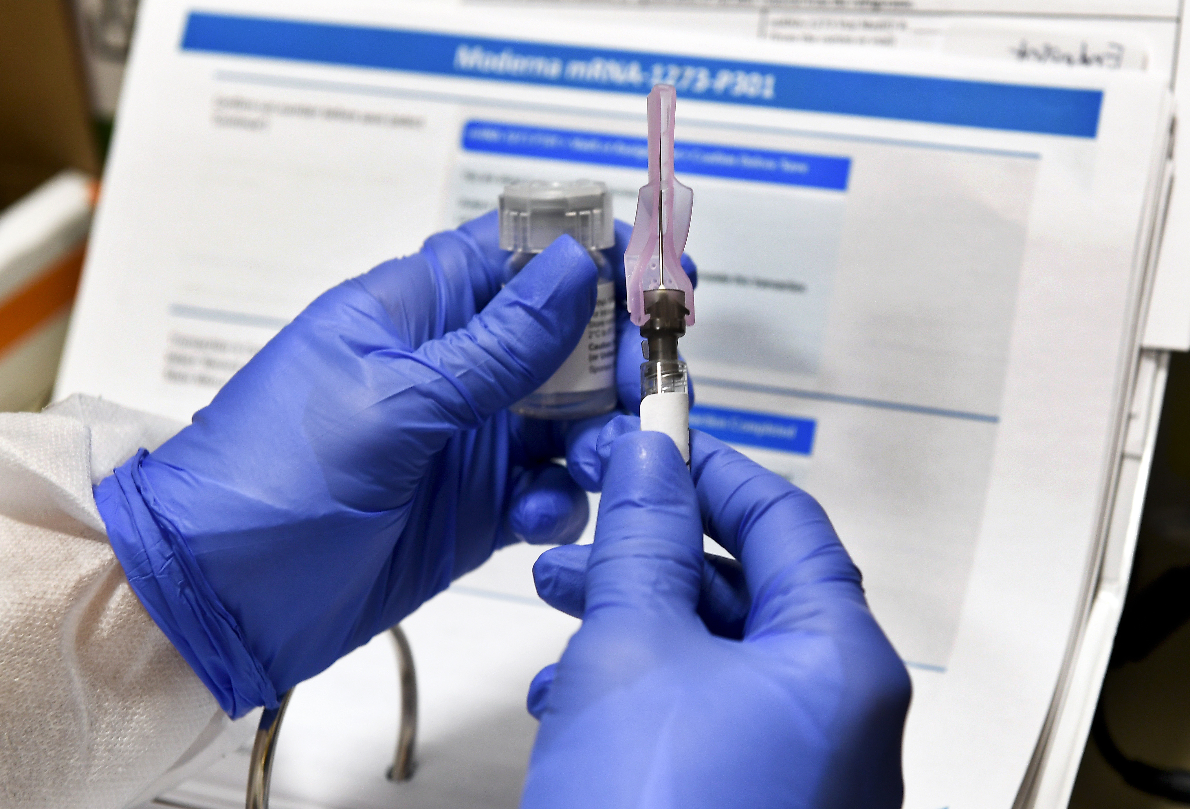 Zdravotná sestra drží experimentálnu vakcínu, ktorú vyvinula farmaceutická spoločnosť Moderna v spolupráci s americkým Národným zdravotníckym inštitútom (NIH) v americkom Binghamtone v pondelok 27. júla 2020.