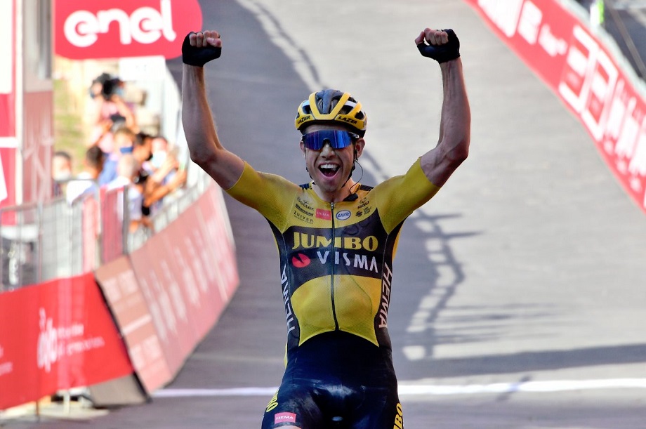 Belgický cyklista Wout Van Aert víťazí v cyklistických pretekoch Strade Bianche v Siene.