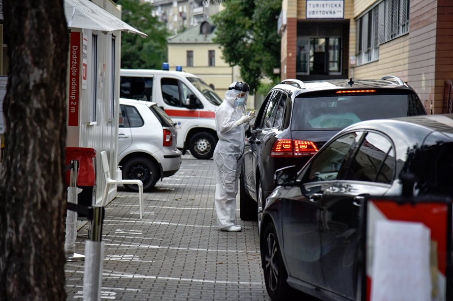 Odber vzorky na test prítomnosti koronavírusu formou Drive-through priamo z auta v Bratislave.