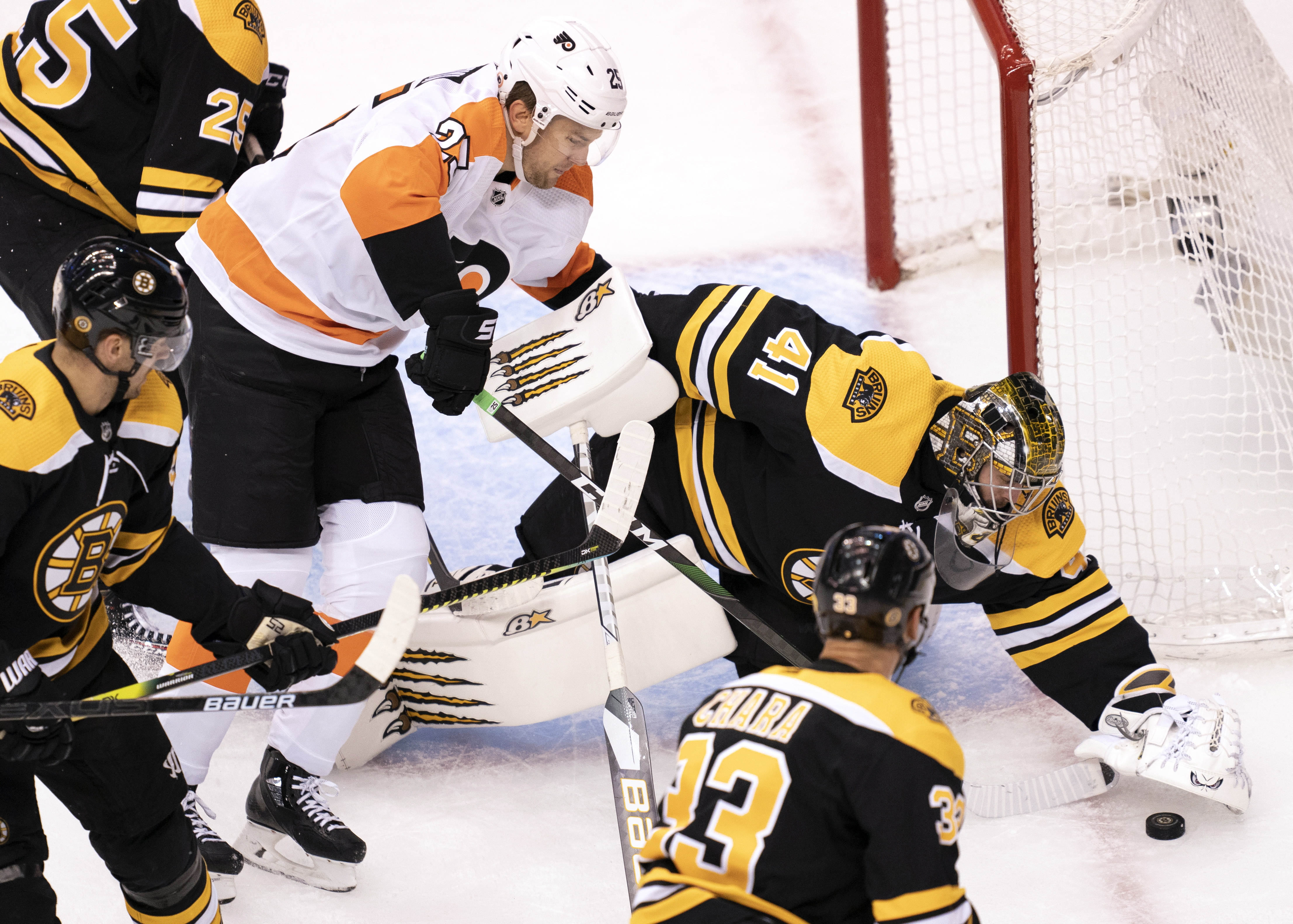 Brankár Bostonu Bruins Jaroslav Halák chytá puk do lapačky pred Jamesom van Riemsdykom z Philadelphie Flayers počas zápasu zámoskej hokejovej NHL v skupine o nasadenie  Boston - Philadelphia 2. augusta 2020 v Toronte.