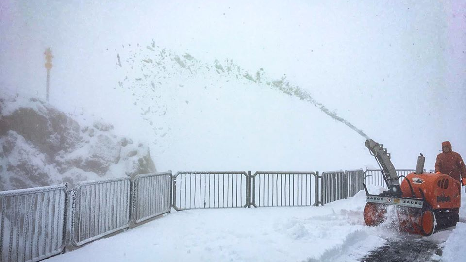 Odhŕňanie snehu na hore Zugspitze.