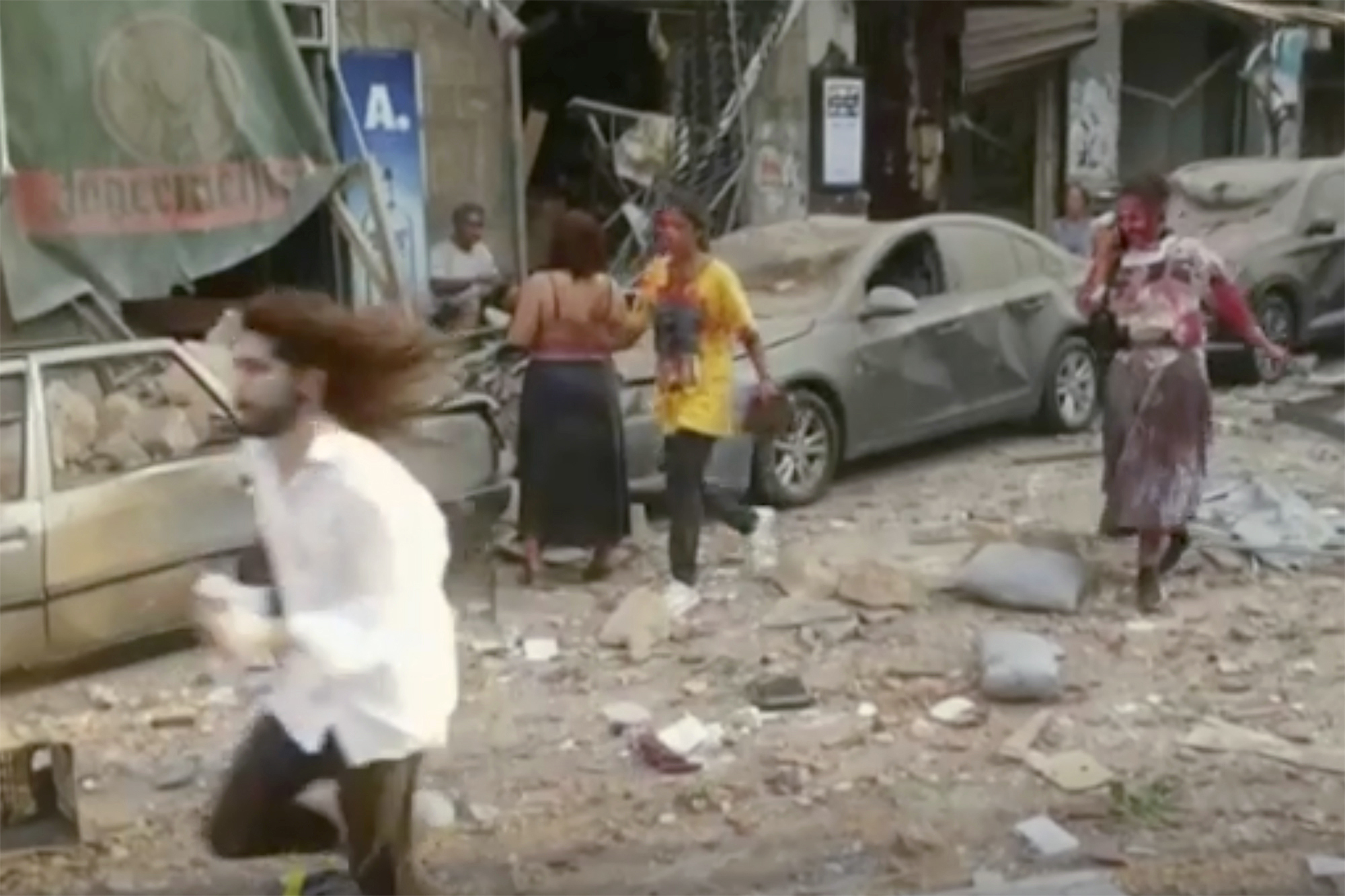 Na snímke z videa ľudia kráčajú ulicou po explózii v Bejrúte 4. augusta 2020.