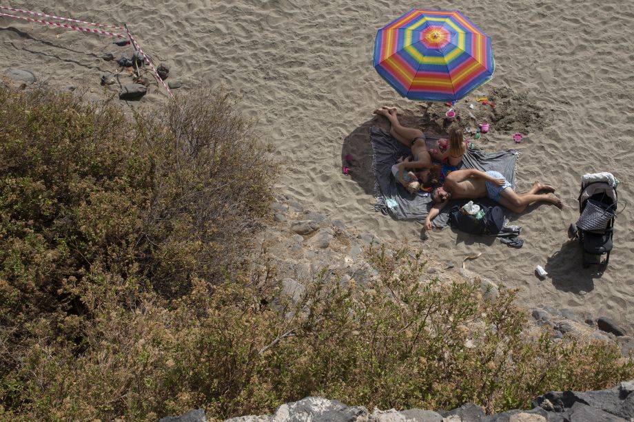 Na archívnej snímke ľudia odpočívajú na pláži v Tenerife na Kanárskych ostrovoch