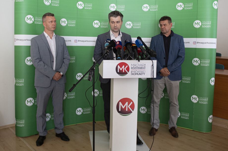 Na snímke predsedovia strán sprava László Sólymos (Most-Híd), Szabolcs Mózes  (Spolupatričnosť) a Krisztián Forró (Strana maďarskej komunity)