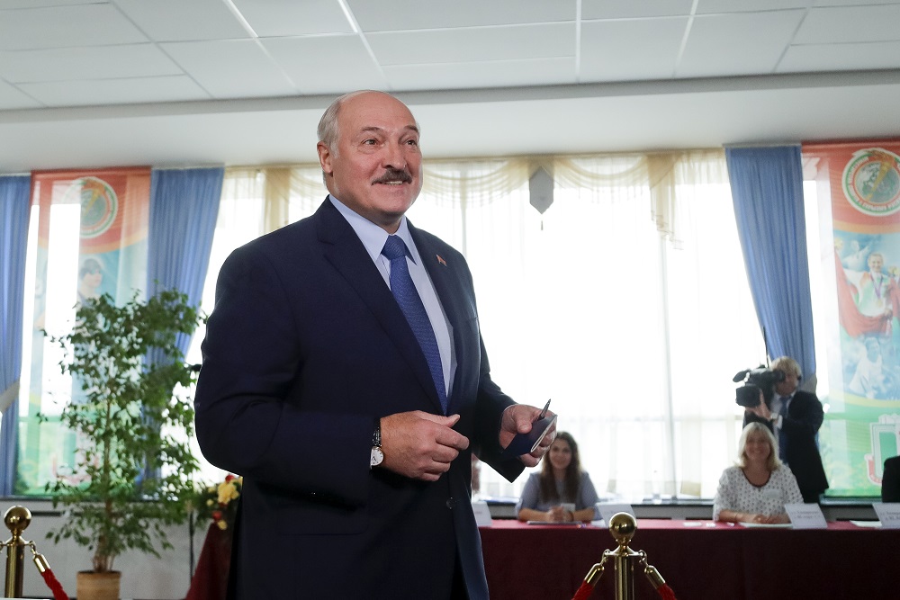 Bieloruský prezident Alexandr Lukašenko sa usmieva po jeho hlasovaní v prezidentských voľbách vo volebnej miestnosti v Minsku 9. augusta 2020.