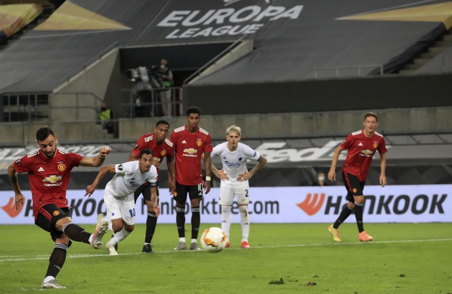 Futbalista Manchestru United Bruno Fernandes strieľa gól zo značky pokutového kopu