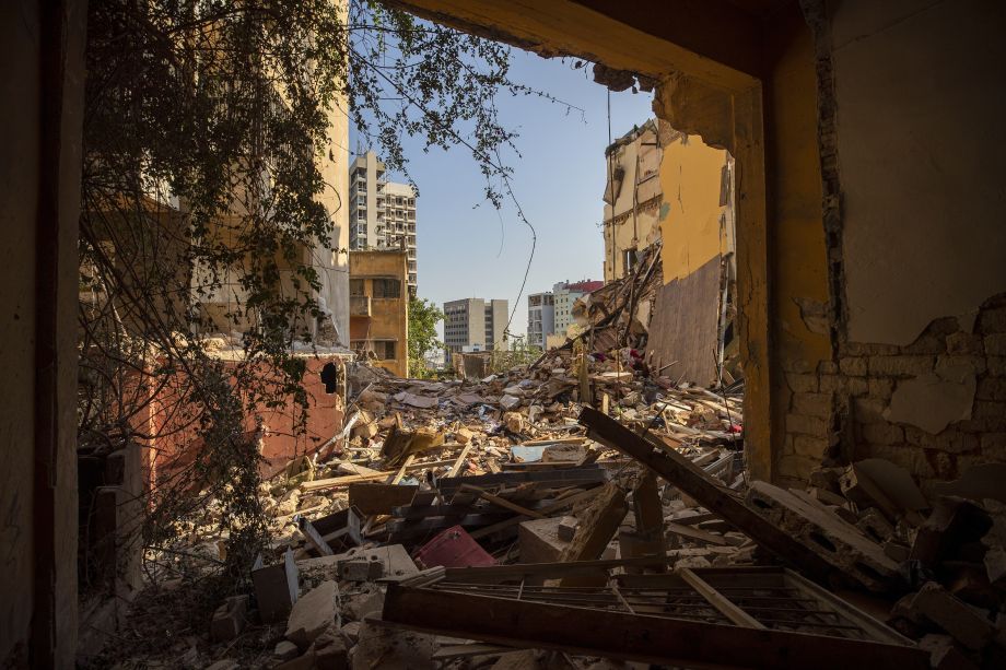 Pohľad na zničené budovy neďaleko miesta masívnych explózií v prístave v Bejrúte