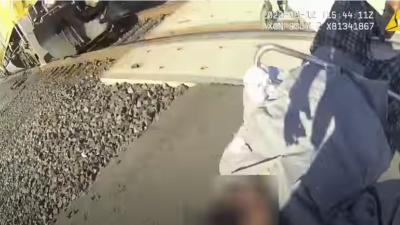 Nervy drásajúce video: Policajtka v poslednej sekunde zachránila pred vlakom vozíčkara, ktorý sa zasekol na priecestí