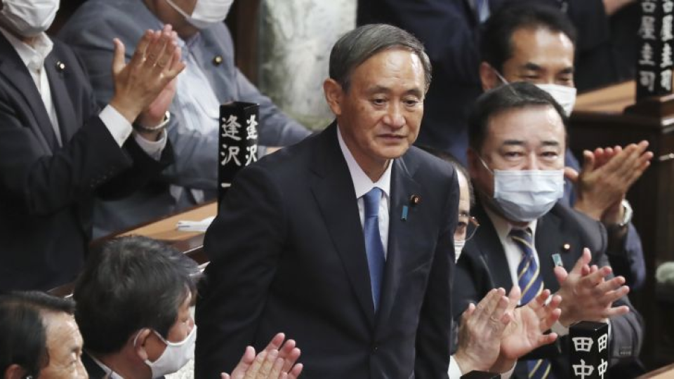 Na snímke uprostred nový japonský premiér Jošihide Suga