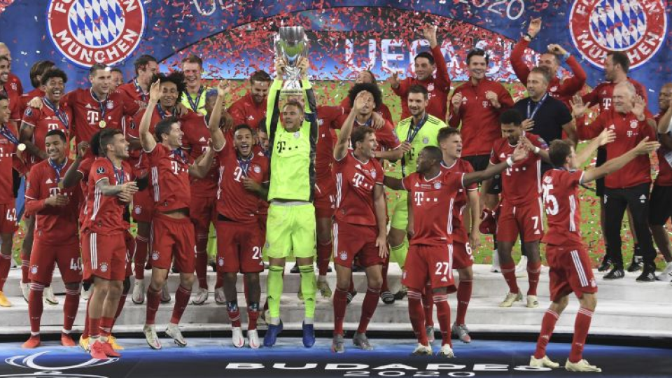 Na snímke hráči Bayernu Mníchov oslavujú s trofejou víťazstvo v zápase o Superpohár UEFA
