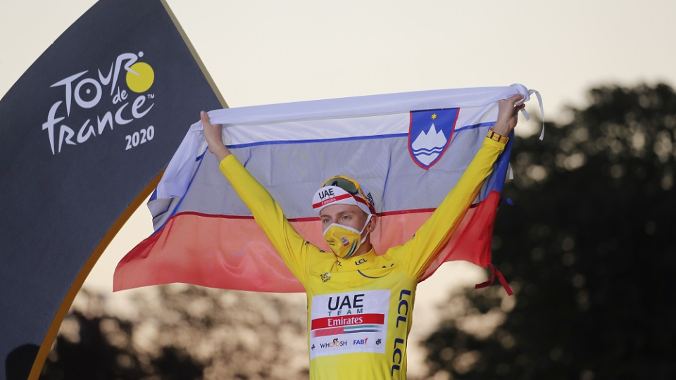 Na snímke mladý slovinský pretekár Tadej Pogačar oslavuje na pódiu v žltom drese celkové víťazstvo po záverečnej 21. etape 107. ročníka cyklistických pretekov Tour de France z Mantes-la-Jolie do Paríža (122 km) v nedeľu 20. septembra 2020.