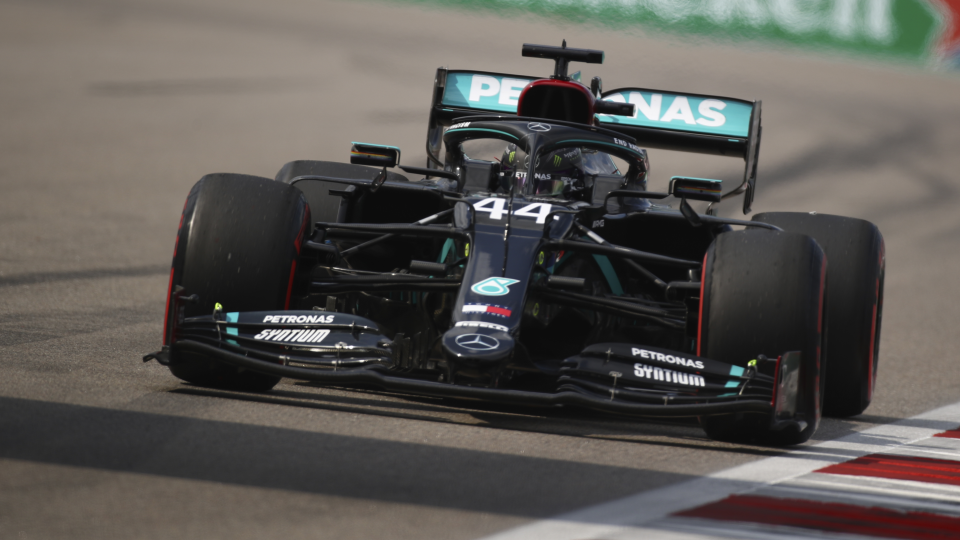 Britský pretekár Lewis Hamilton na Mercedese, ktorý dosiahol najlepší čas v záverečnom treťom tréningu na Veľkú cenu Ruska, desiateho podujatia seriálu majstrovstiev sveta F1 v Soči v sobotu 26. septembra 2020.