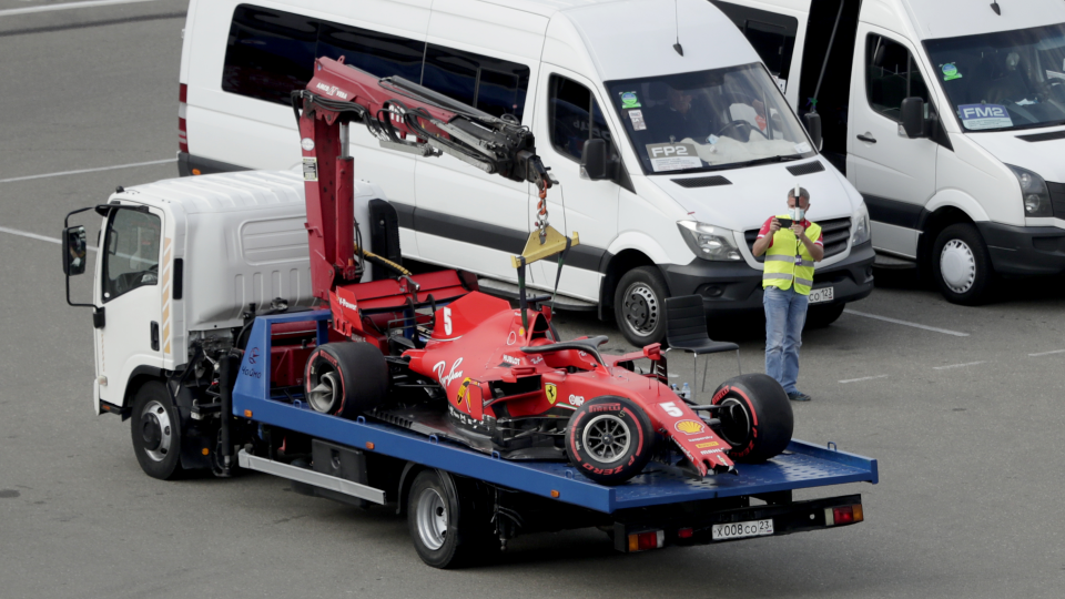 Monopost nemeckého pilota F1 Sebastiana Vettela odvážajú po nehode v druhej časti kvalifikácie na Veľkú cenu v Soči v sobotu 26. septembra 2020. Pilot Ferrari stratil kontrolu nad monopostom a narazil do bariéry, našťastie neutrpel žiadne zranenia.