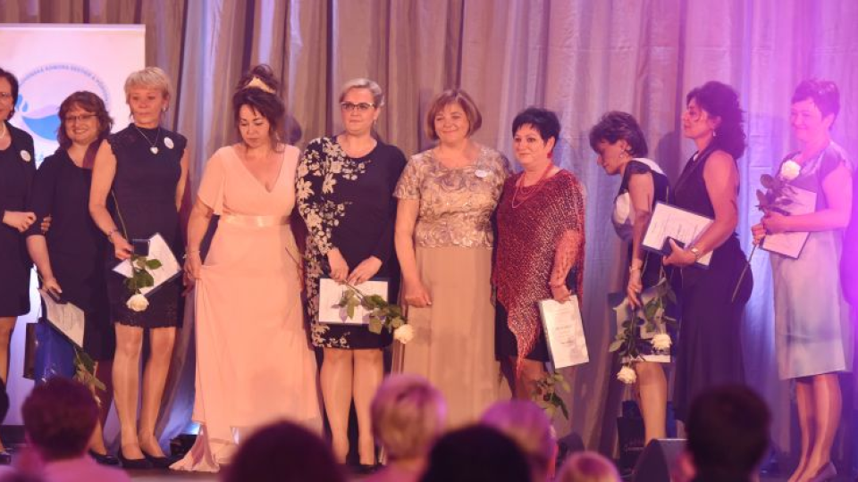 Na archívnej snímke ocenené zdravotné sestry a pôrodné asistentky počas odovzdávania ocenení Biele srdce 2018