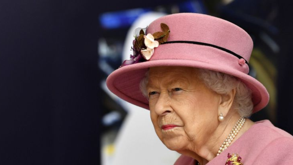 Britská kráľovná Alžbeta II. prichádza na návštevu Laboratória pre obranné vedy a technológie (DSTL)