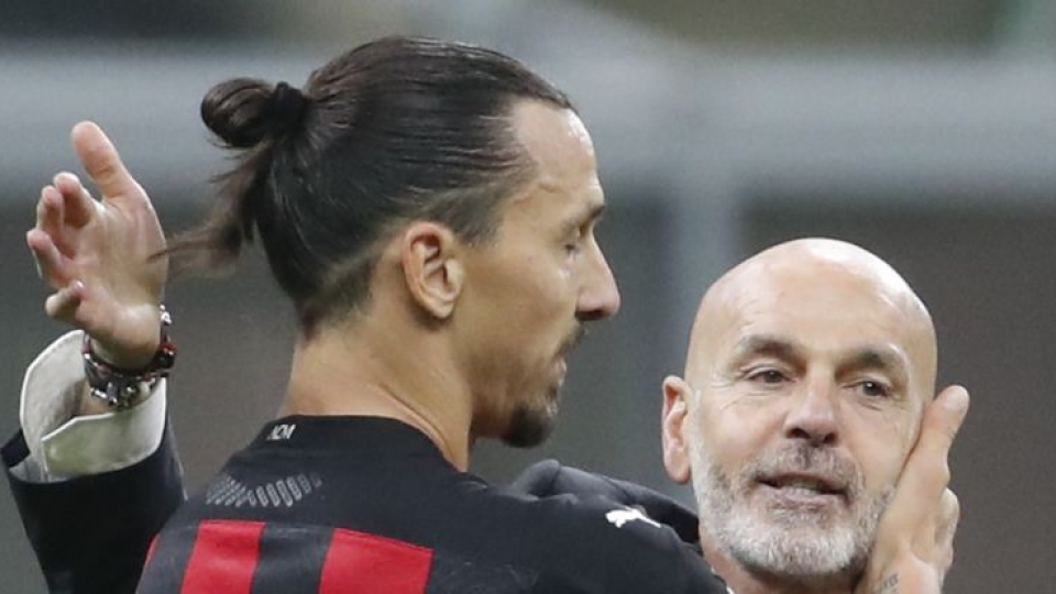 Na snímke vľavo hráč AC Milána Zlatan Ibrahimovič  a vpravo tréner Stefano Pioli