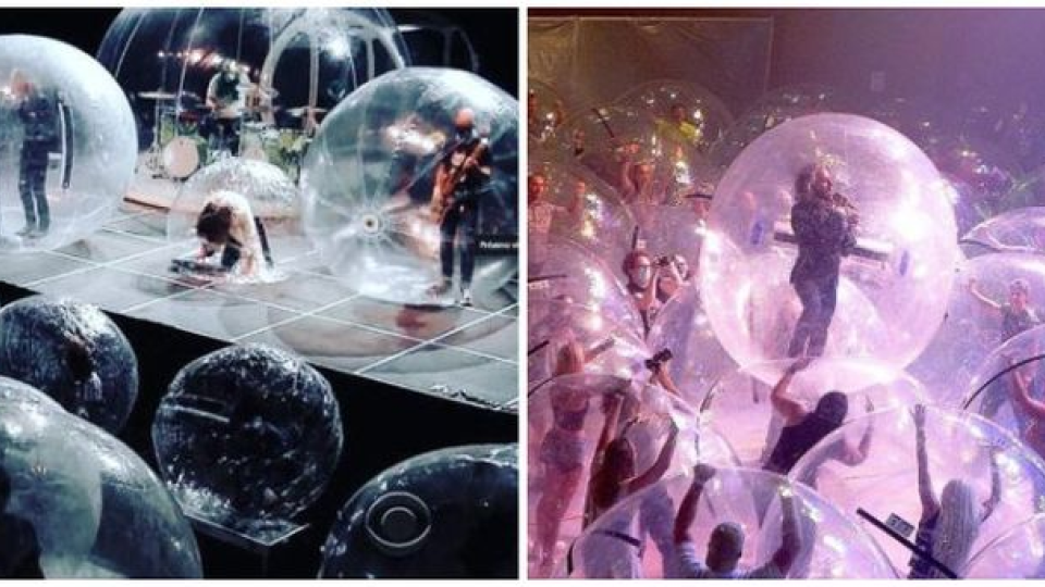 Fanúšikovia aj členovia kapely sú uzavretí v plastových bublinách