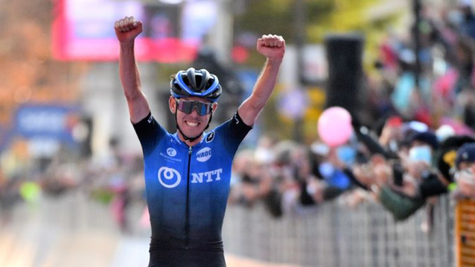 Ben O'Connor sa raduje z víťazstve v 17. etape Giro d‘Italia