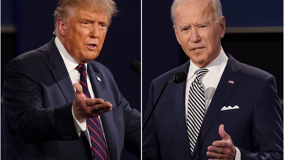 Na kombosnímke z 29. septembra 2020 zľava americký prezident Donald Trump a bývalý americký viceprezident Joe Biden počas prvej predvolebnej prezidentskej debaty v Clevelande.