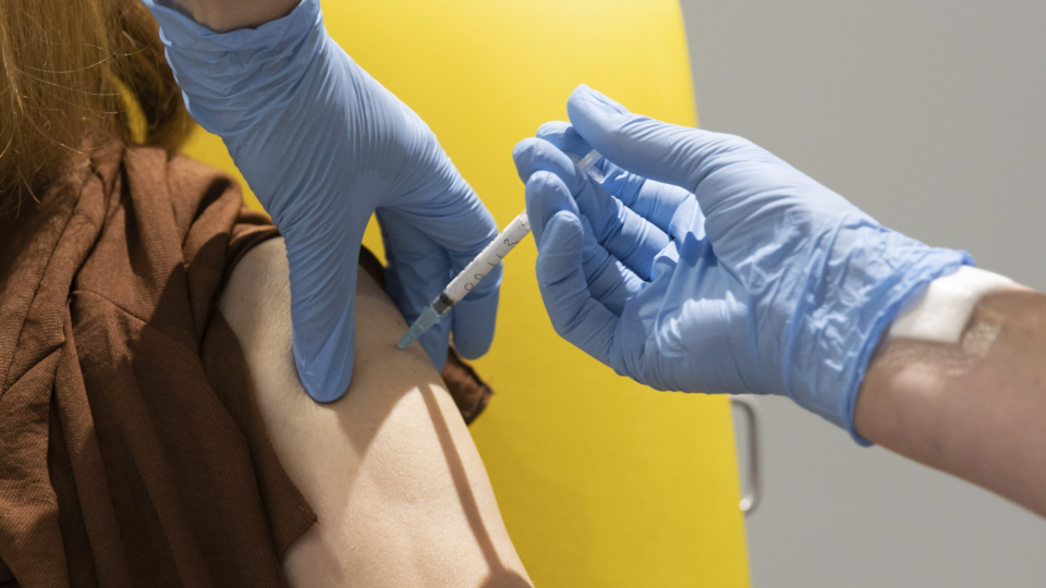 Na snímke dobrovoľníčka počas  prebiehajúcich klinických testov vakcíny proti koronavírusu v Oxforde 7. júla 2020.