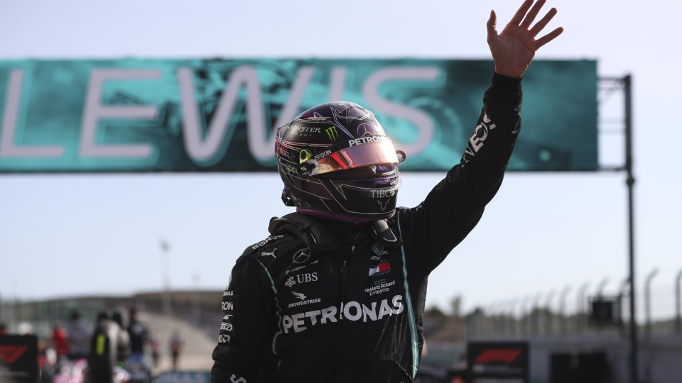 Britský pilot formuly 1 Lewis Hamilton na monoposte Mercedes sa teší po triumfe v kvalifikácii pred Veľkou cenou Portugalska motoristického seriálu MS F1 na okruhu Algarve v meste Portimao na juhu krajiny v sobotu 24. októbra 2020.