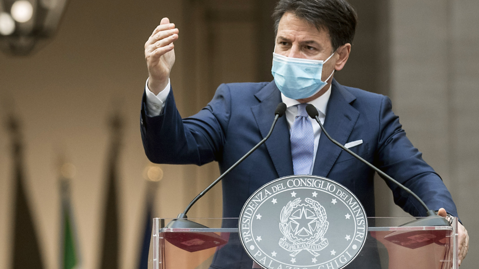 Taliansky premiér Giuseppe Conte oznámuje ďalšie opatrenia zamerané na zastavenie šírenia nového koronavírusu v dôsledku rastúceho počtu nakazených v Ríme v nedeľu 25. októbra 2020.