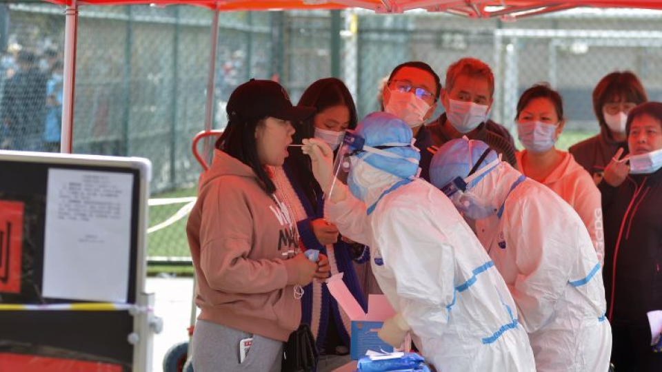 Ľudia počas masívneho testovania na ochorenie COVID-19 vo východočínskom prístavnom meste Čching-tao