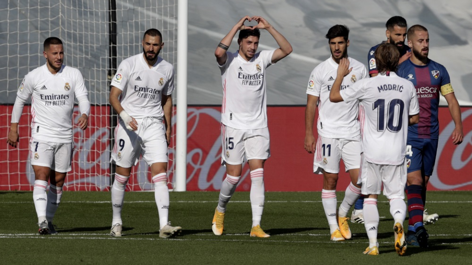 Na snímke uprostred hráč  Realu Federico Valverde oslavuje gól v zápase 8. kola španielskej La Ligy vo futbale Real Madrid - Huesca (4:1) v sobotu 31. októbra 2020.