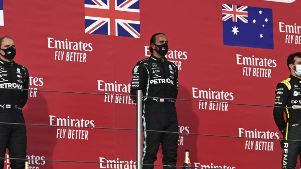 Brit Lewis Hamilton (uprotred) z Mercedesu po triumfe na VC Emilie Romagna, druhý skončil jeho tímový kolega Fín Vallteri Bottas (vľavo), tretí prišiel do cieľa Austrálčan Daniel Ricciardo (vpravo) na Renaulte.