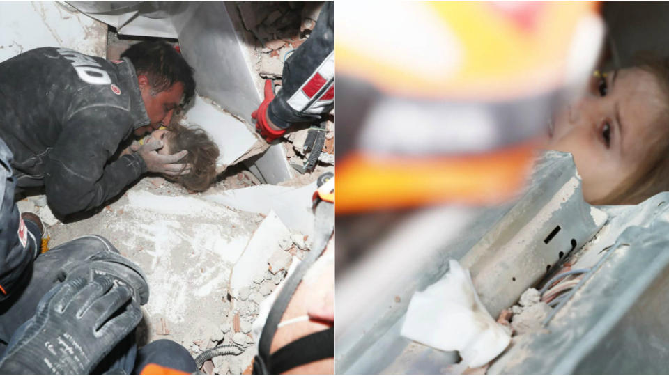 Záchranári vyťahujú 4-ročné dievčatko Aydu Gezginovú spod trosiek zrútenej budovy v tureckom meste Izmir