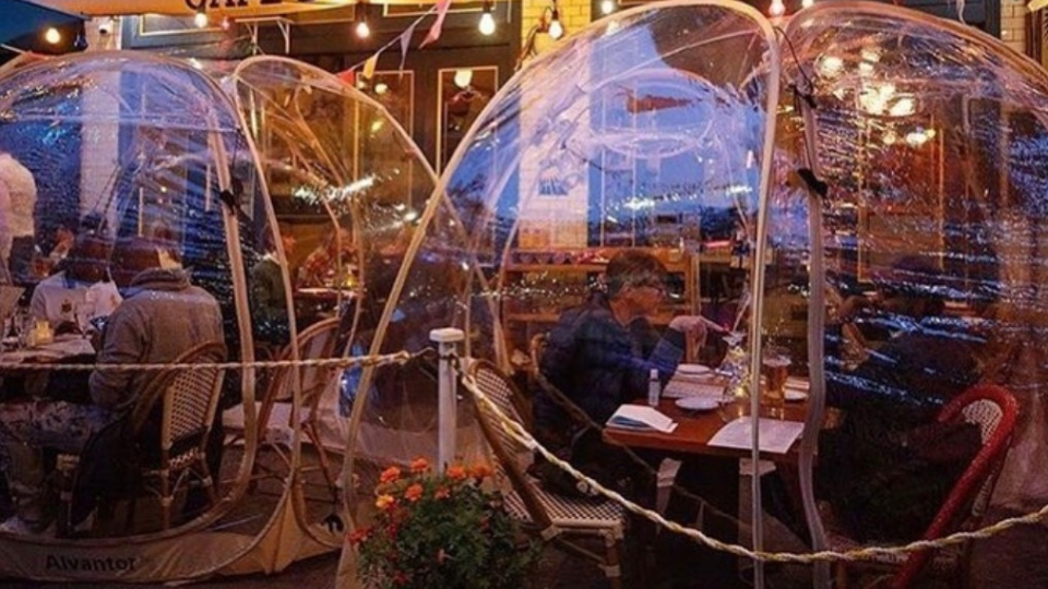 Bublina okolo každého stola dokáže zvýšiť teplotu vnútri až o 10 stupňov.