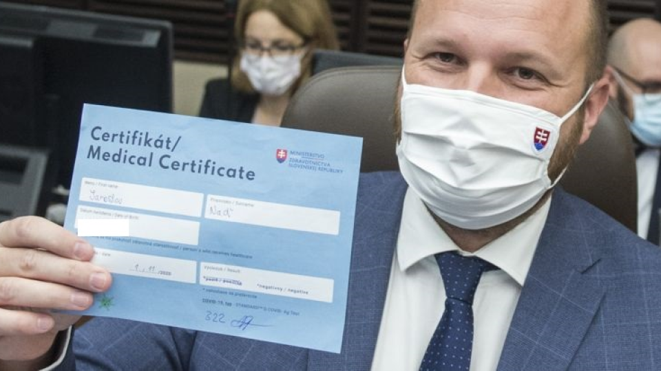 Na snímke minister obrany SR Jaroslav Naď (OĽaNO) ukazuje certifikát s negatívnym výsledkom z celopošného testovania