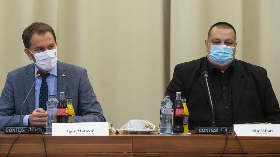 Na snímke zľava premiér SR Igor Matovič (OĽaNO) a hlavný hygienik SR Ján Mikas.