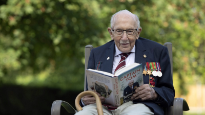 100-ročný veterán Tom Moore vyzýva: Malý úsmev nikomu neublíži, je len na nás, aby sme prejavili trocha láskavosti
