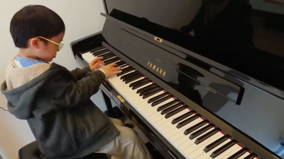VIDEO: Za klavírom ho takmer nevidieť, no keď 7-ročný chlapec začne hrať, všetci spozornejú