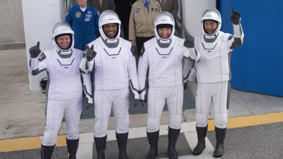 Štyria astronauti - zľava Američanka Shannon Walkerová, Američania Victor Glover, Mike Hopkins a Japonec Soichi Noguchi