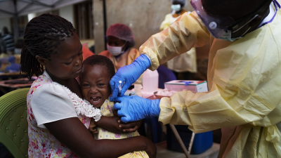 V Afrike sa podarilo ukončiť epidémiu eboly. Ľudské životy zachránilo očkovanie